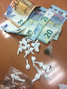 Droga y dineo incautado a un camarero detenido en Gijón