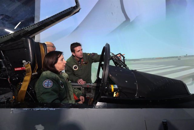 La ministra de Defensa en funciones, Margarita Robles, en el simulador de unc aza F-18