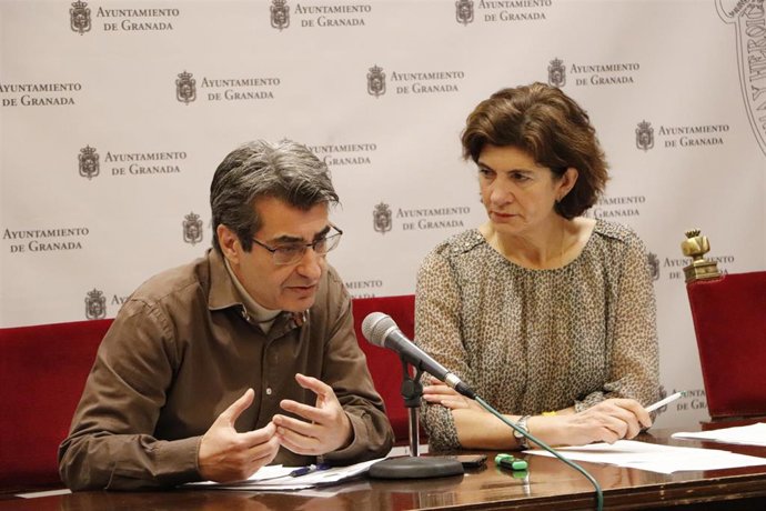 Los concejales de Podemos-IU en Granada Antonio Cambril y Elisa Cabrerizo