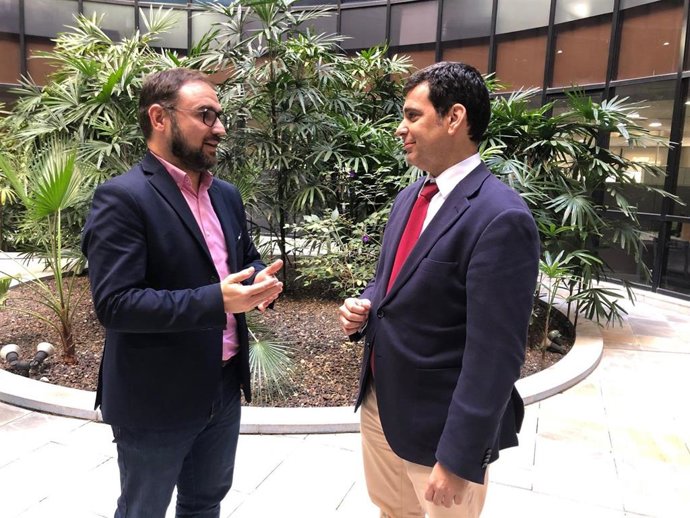 El consejero de Fomento e Infraestructuras, José Ramón Díez de Revenga (dcha.), y el alcalde de Lorca, Diego José Mateos (izq.), tras la reunión mantenida en la que han acordado trabajar conjuntamente en la ampliación del plazo de reconstrucción