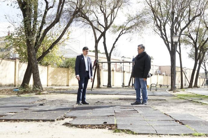 Álvaro Pimentel en su visita al parque infantil de la barriada del Carmen de Triana.