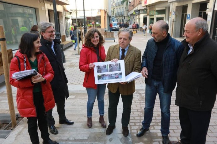 Fuentes (centro) en la presentación de la remodelación de la Plaza de Aladreros.