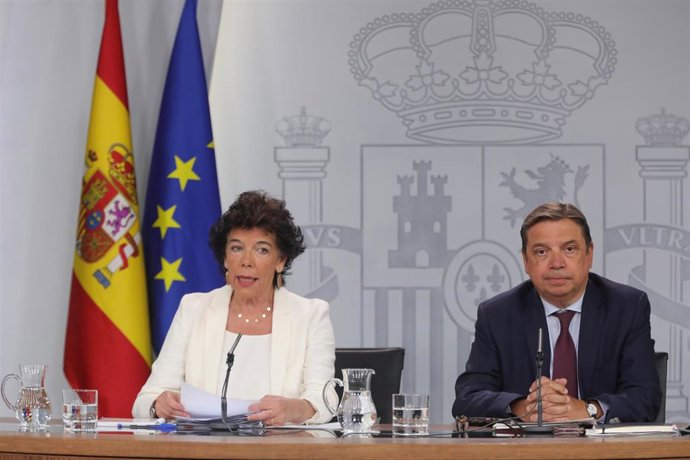 La portavoz del Gobierno y ministra de Educación en funciones, Isabel Celaá  y el ministro de Agricultura y Pesca en funciones, Luis Planas, durante la rueda de prensa tras el consejo de ministros en La Moncloa.