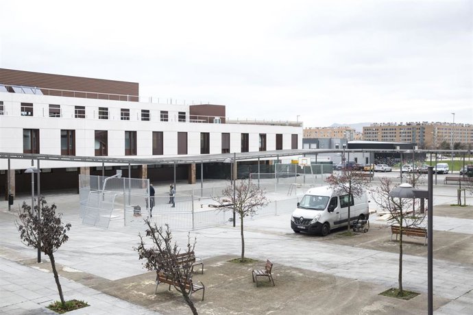 Pista multideportiva al aire libre en el barrio pamplonés de Buztintxuri