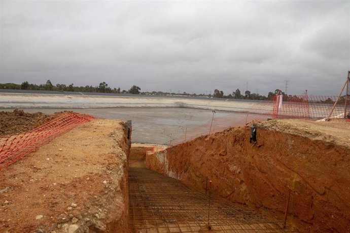 Obra en la balsa Montemayor, de la Comunidad de Regantes El Fresno.