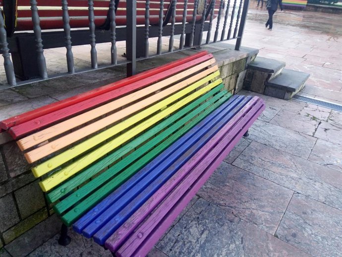 Banco arcoíris en La Escandalera