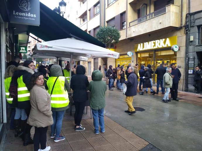 Imagen de un piquete ante un supermercado.