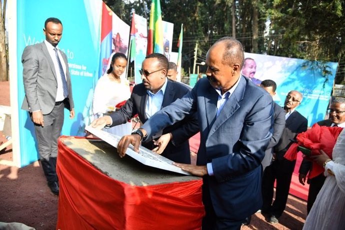 Abiy Ahmed e Isaias Afewerki colocan la primera piedra de la nueva Embajada eritrea en Adís Abeba