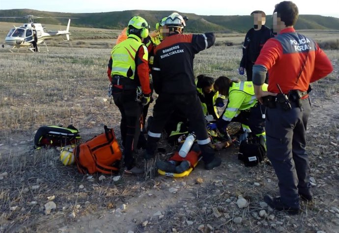 Agentes de la Policía Foral y bomberos atienden al herido en un accidente de ala delta en Tudela