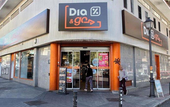 Un compradora entra en un supermercado Día&go en Madrid.