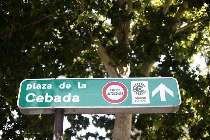Señal de dirección de la Plaza de la Cebada con símbolo de prohibido aparcar al lado del distintivo de Madrid Central.