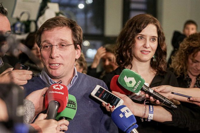 El alcalde de Madrid, José Luis Martínez-Almeida, junto con la presidenta de la Comunidad, Isabel Díaz Ayuso, declaran ante los medios el día que reciben en el Palacio de Cibeles a menores de los Centros de Acogida de Palomeras, Nuestra Señora de la Esp