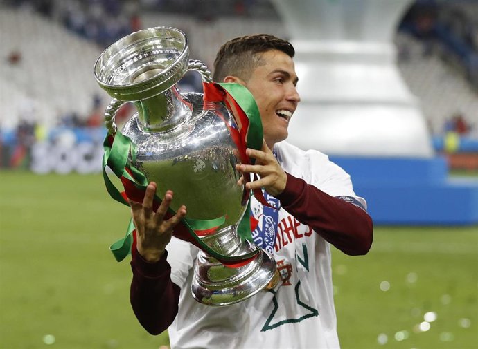 Cristiano Ronaldo con la Eurocopa conquistada con Portugal en 2016
