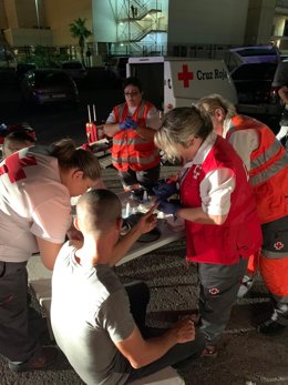 Un grupo de voluntarios atiende a algunos de los recién llegados, imagen de archivo.