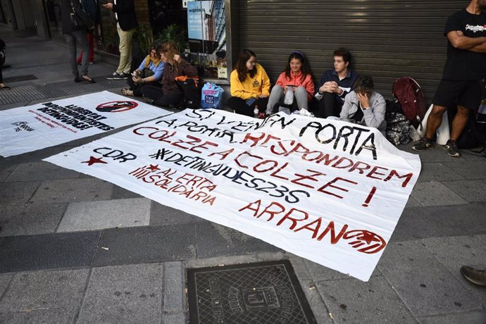 Manifestantes independentistas se concentran en las inmediaciones de la Audiencia Nacional para dar apoyo a los siete CDR detenidos en septiembre