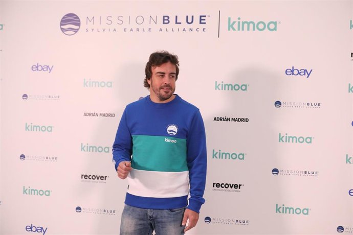 Fernando Alonso posa ante los medios, antes de la presentación del proyecto solidario 'Mission Blue x Kimoa'.