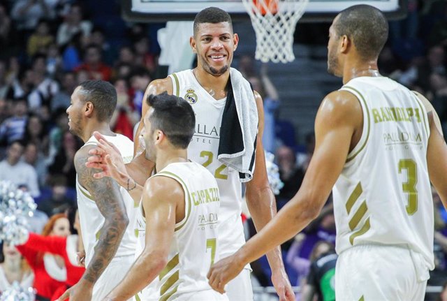 Tavares saluda a Campazzo y Randolph 