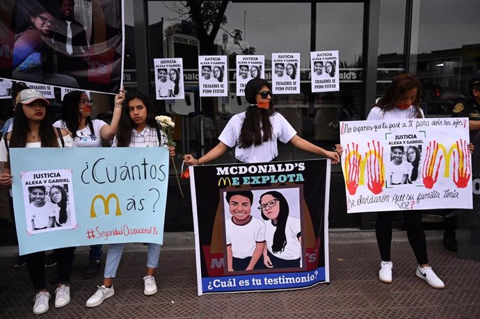 Protestas a las puertas de un McDonald's, después de la muerte de dos de sus empleados en Lima (Perú).
