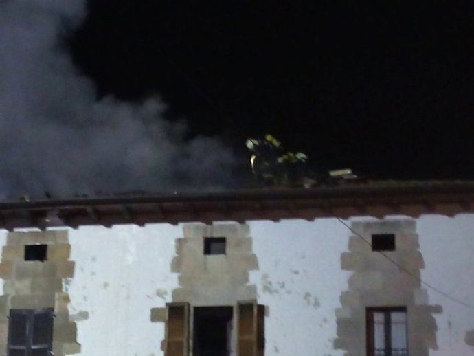 Bomberos sofocan el fuego de una vivienda en Ulzurrun