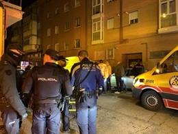 Imagen de efectivos de Policía Nacional, Policía Municipal de Madrid y Samur-Protección Civil en el lugar en el que ha sido apuñalado mortalmente un joven de 23 años.