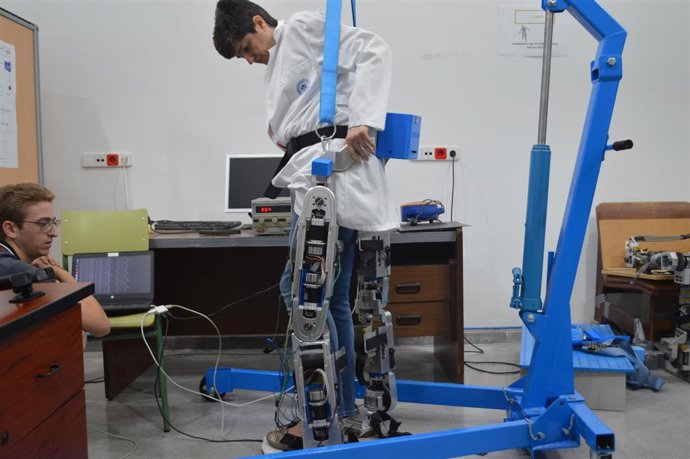 Nieves Pavón, profesora del área de Ingeniería de Sistemas y Automática de la Universidad Politécnica de Cartagena (UPCT), desarrolla funciones del exoesqueleto