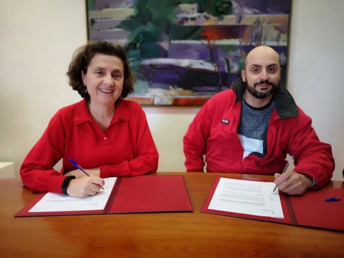 La consellera de Serveis Socials i Esports, Fina Santiago, signa un concert de quatre anys amb Aspaym.