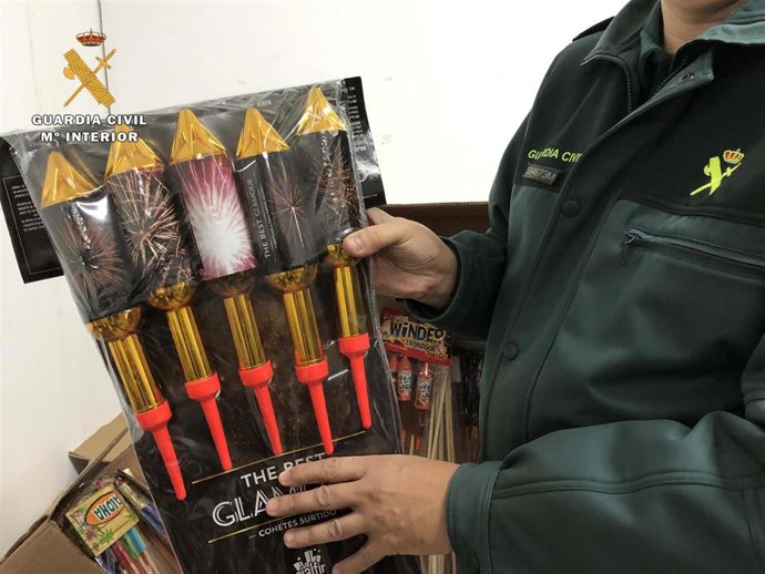 La Guardia Civil con los artefactos pirotécnicos intervenidos