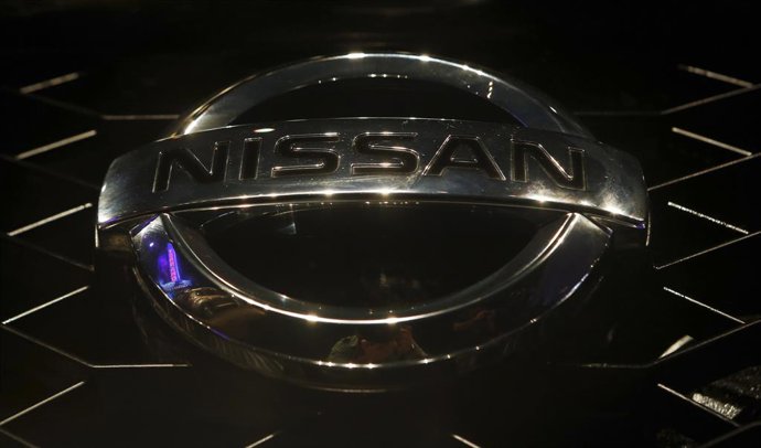 El logo de la firma Nissan en un noveo modelo de su vehículo deportivo "Terrano" en Mumbai, ago 20 2013. La compañía Nissan Motor Co Ltd anunció que estará lista para lanzar al mercado vehículos que puedan prescindir de un conductor el 2020.