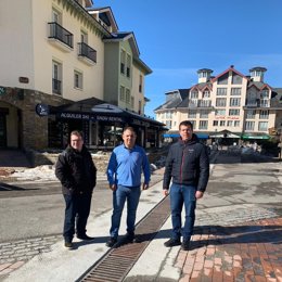 El alcalde de Monachil, Antonio Morales, en la urbanización de Pradollano