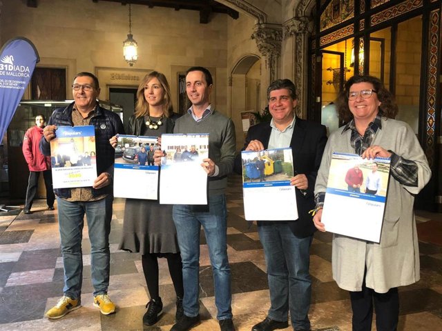 El portavoz del PP en el Consell de Mallorca, Llorenç Galmés (3d), presenta un calendario de 2020 con 12 reivindicaciones de su formación.