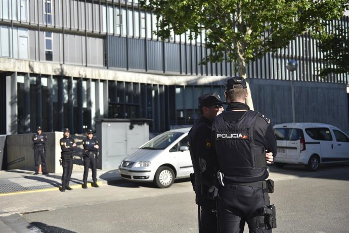 Agentes de la Policía en la 'operación Oikos' por amaños en el fútbol