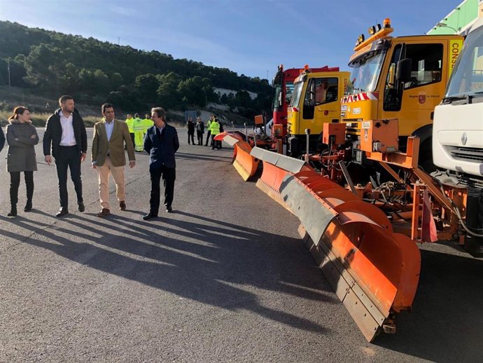 El consejero de Fomento e Infraestructura, José Ramón Díez de Revenga, acompañado por el alcalde de Caravaca de la Cruz, José Francisco García, presenta el Plan de vialidad invernal 2019-2020