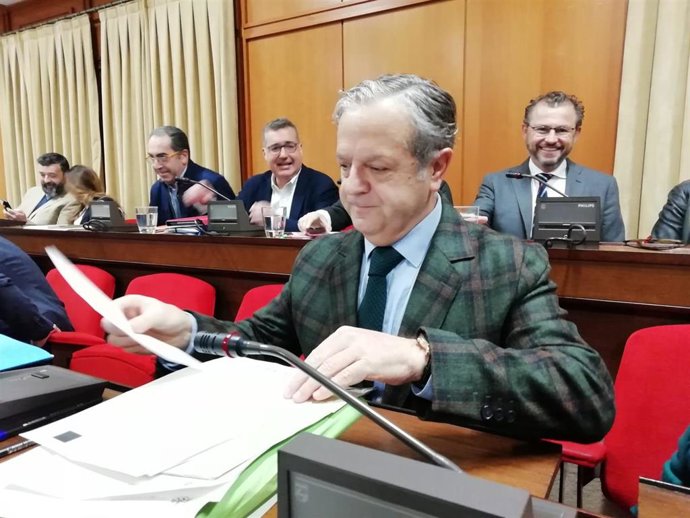 El teniente de alcalde delegado de Hacienda, Salvador Fuentes (PP), prepara su intervención en el Pleno.