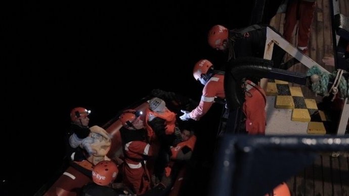 Personal del barco 'Alan Kurdi' durante el rescate de 32 migrantes en el mar Mediterráneo