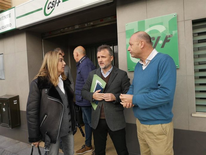 José Fiscal y Manuela Serrano, junto a César Cercadillo, responsable de Sanidad de CSIF en Huelva.