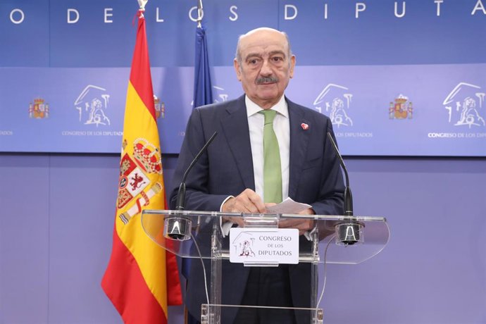 El diputado del Partido Regionalista de Cantabria (PRC), José María Mazón ofrece rueda de prensa en el Congreso de los Diputados tras su consulta con el Rey sobre una posible investidura del candidato socialista como Presidente del Gobierno, en Madrid (