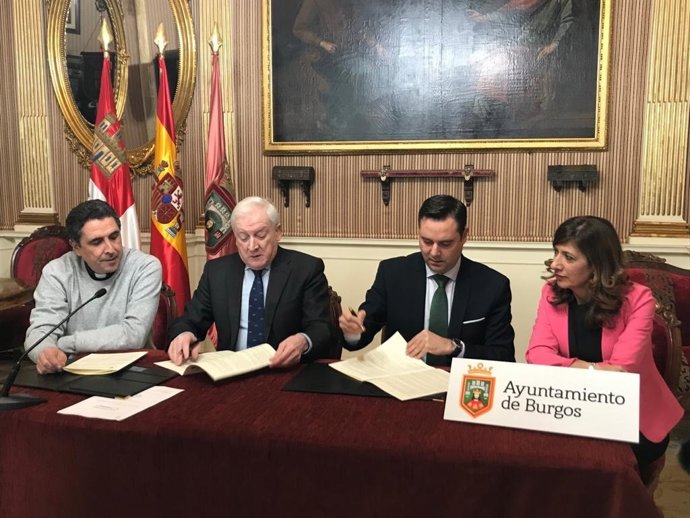 En el centro de la imagen, a la izquierda, Antonio Miguel Méndez Pozo, vicepresidente de la Fundación de la Catedral, y a su derecha Daniel de la Rosa, alcalde de Burgos.