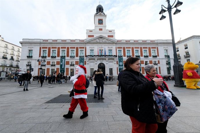 Fachada de la Casa de Correos (actual sede del Gobierno de la Comunidad de Madrid) en la que se encuentra el Reloj de la Puerta del Sol o Reloj de Gobernación que todos los años da las campanadas de las tradicionales uvas de Nochevieja durante la median