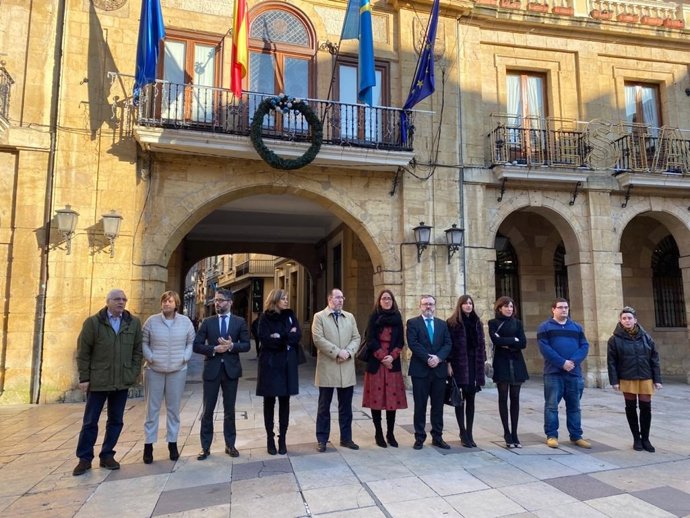 Concejales del PSOE, PP Y Ciudadanos en el minuto de silencio por las mujeres fallecidas, víctimas de la violencia machista, en la plaza de La Constitución de Oviedo.