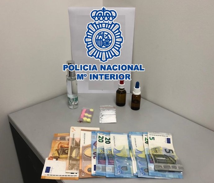 Policía Nacional Nota De Prensa + Foto (La Policía Nacional Sorprende En La Estación De Autobuses De Málaga A Un Hombre Con Éxtasis Líquido Disimulado En Un Frasco De Colonia)
