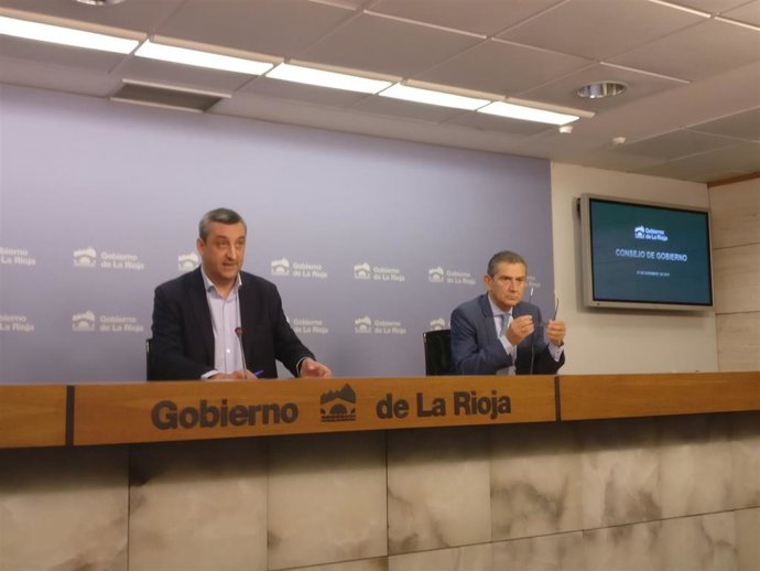 El portavoz del Gobierno riojano, Chus del Río, y el concejal de Hacienda, Celso González, en comparecencia de prensa