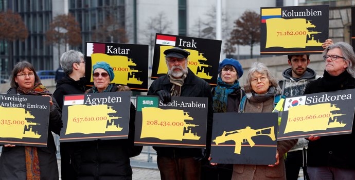 Activistas durante una manifestación en Berlín pidiendo al Gobierno de Alemania que ponga  fin a las exportaciones mundiales de armas. Durante una manifestación en Berlín.