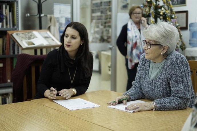 Amelia Velázquez con los vecinos de la Asociación Al Quivir