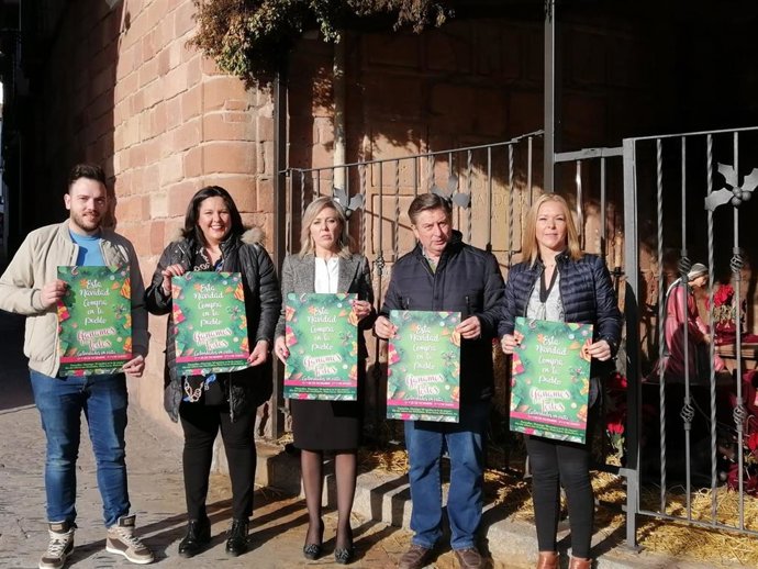 Dolores Amo (segunda por la izda.), en la presentación de campaña 'Navidad, tu negocio abierto' en Montoro