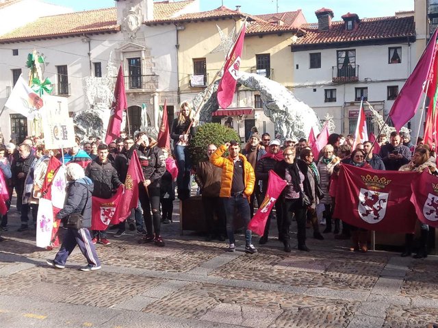 Concentración leonesista en la plaza de San Marcelo en favor del derecho de autonomía de León.
