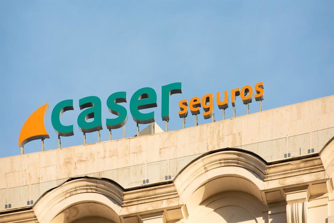 Logo de la copañía de seguros Caser en la azotea de una edificio.
