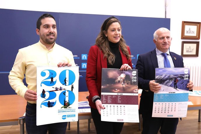 Los tres diputados con el calendario de 2020.