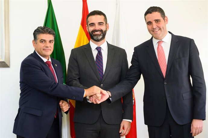 El concejal Miguel Cazorla (Cs) junto al alcalde de Almería, Ramón Fernández-Pacheco (PP) y el concejal popular Juan José Alonso