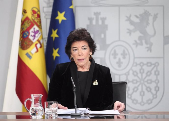 La portavoz y ministra de Educación en funciones, Isabel Celaá, durante la rueda de prensa tras el Consejo de Ministros en La Moncloa, Madrid (España), a 27 de diciembre de 2019.