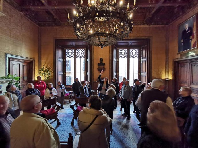 La presidenta del Consell de Mallorca, Catalina Cladera, guía una visita de ciudadanos al Palacio del Consell.